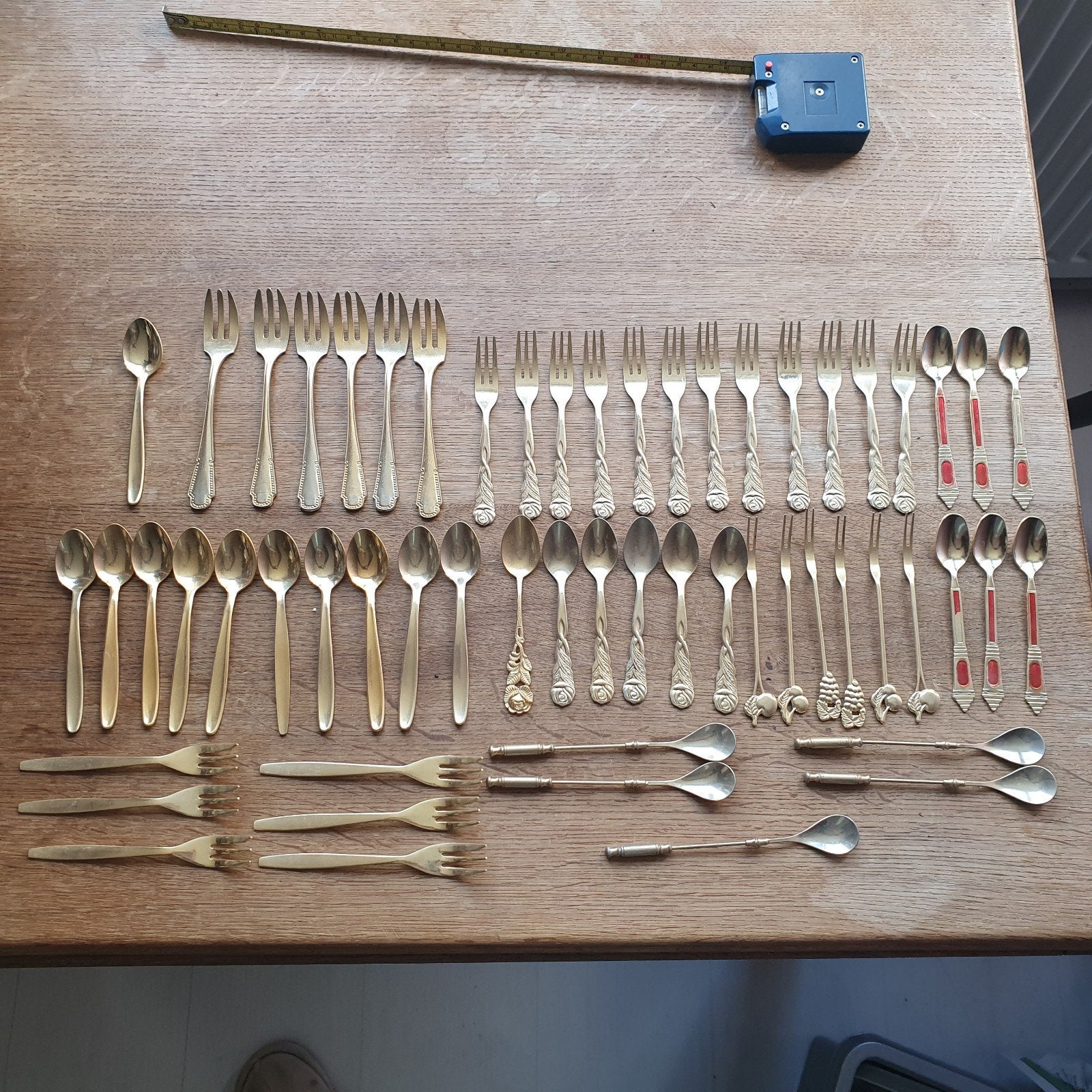 Oude goudkleurige lepeltjes en vorkjes, Ophalen