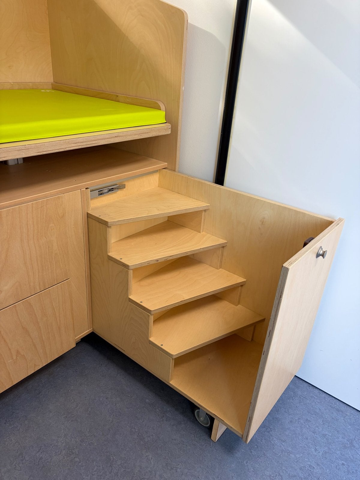 Foto 5 van In hoogte verstelbare commode met kraan, trapje en luierkast