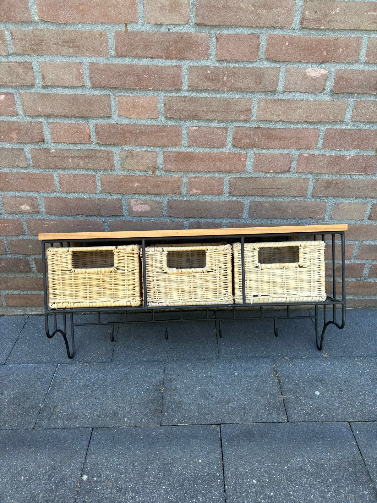 Wandkapstok met rieten mandjes en haken, Zo goed als nieuw, Minder dan 100 cm, Hout, Ophalen