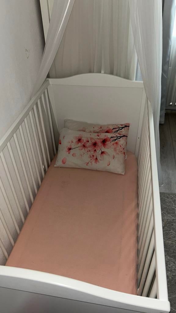 Babykamer set wit: Ledikant, Commode, Kast en Klamboe, 70 tot 85 cm, 140 tot 160 cm, Zo goed als nieuw, Ophalen