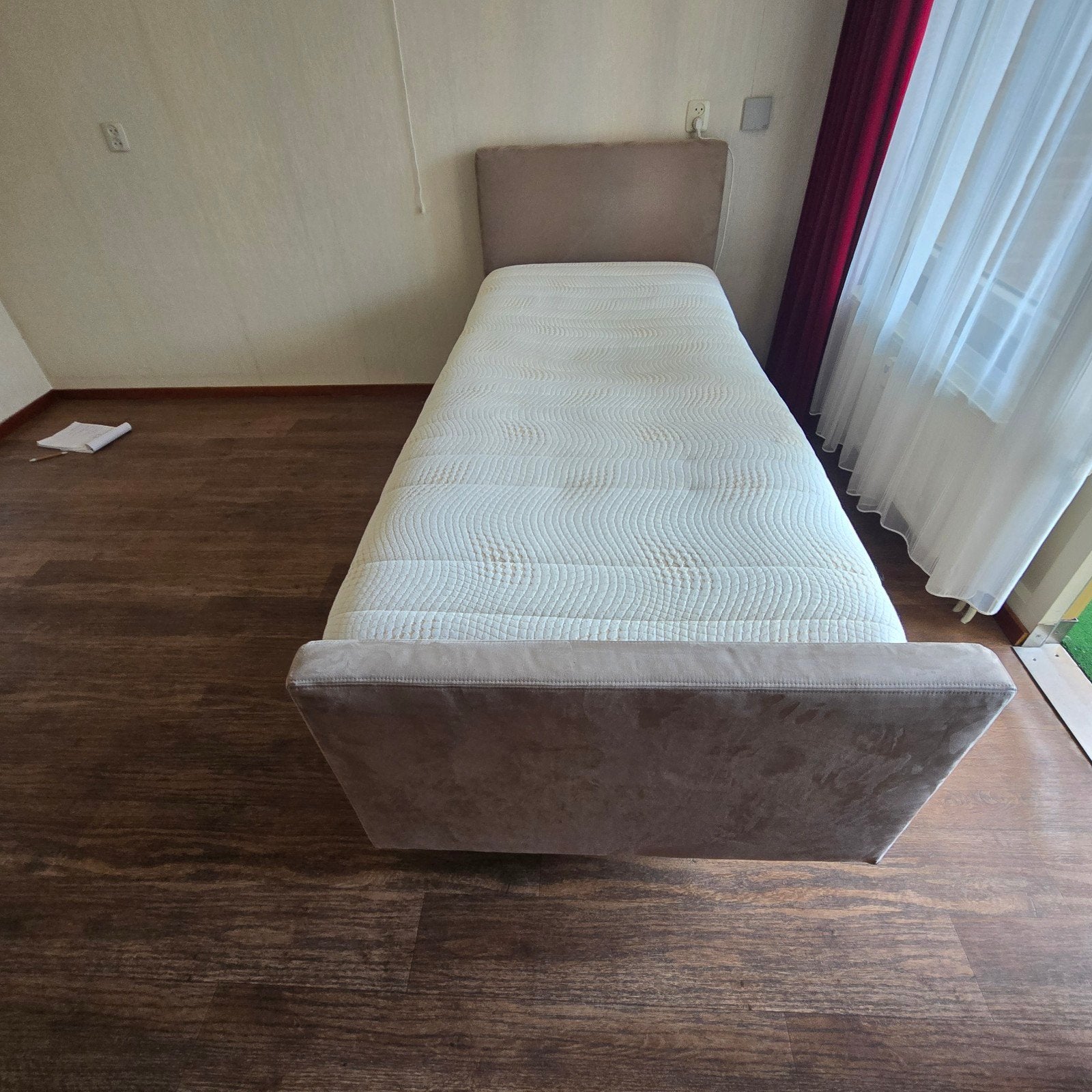Elektrische eenpersoons boxspring Taupe + afstandbediening, Ophalen, Verstelbaar, Overige maten, Babij