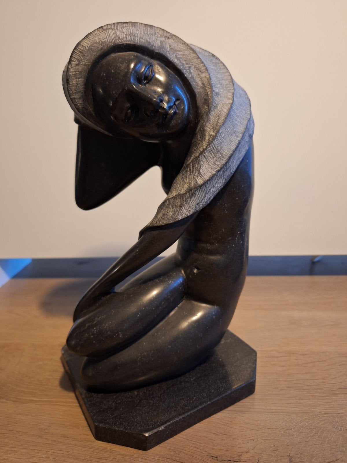 Vrouwenbeeld van steen, modern, op sokkel, Ophalen, 20 - 50 cm, Beeld, Bruin