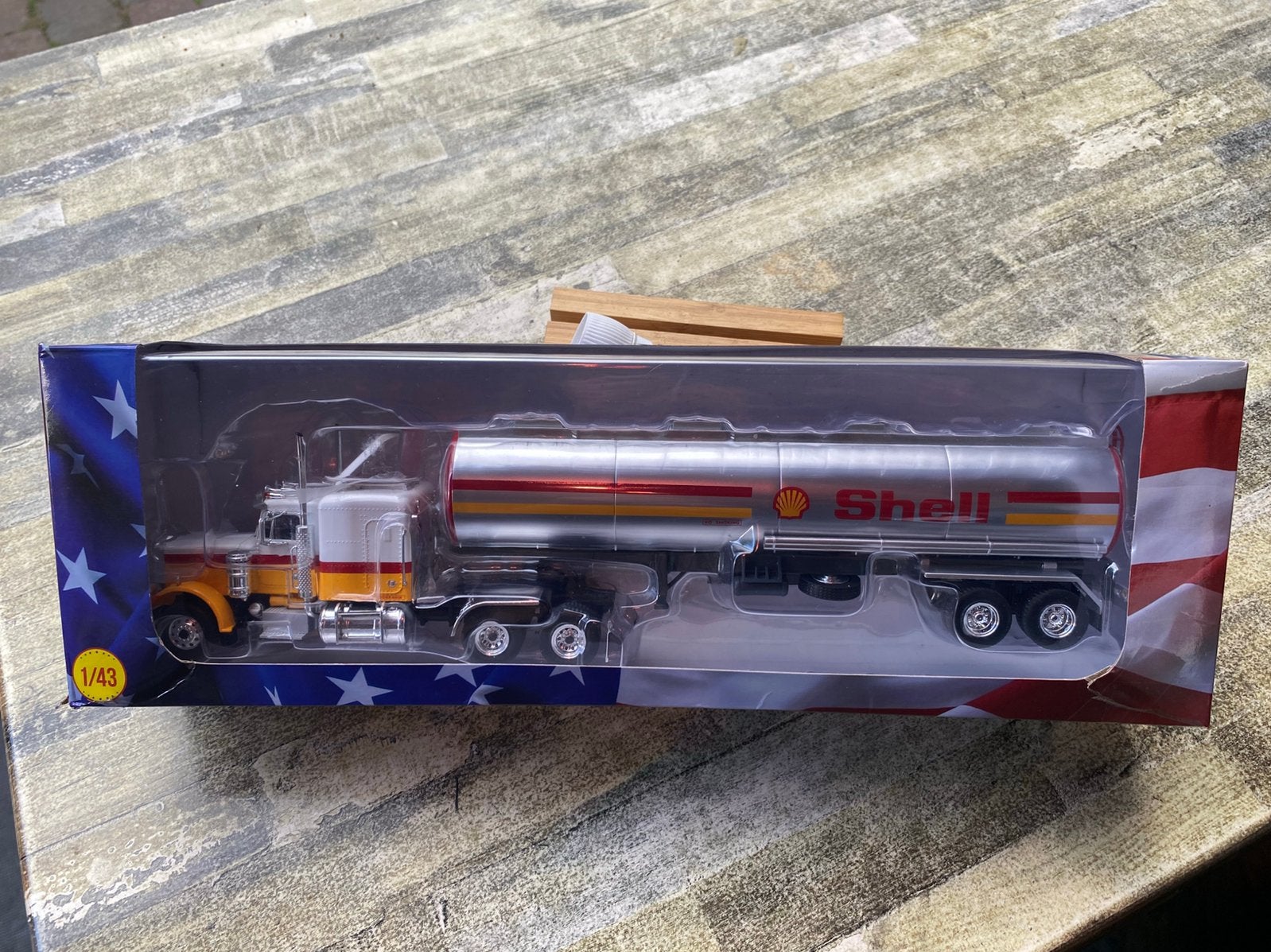 1:43 PETERBILT 359-SHELL PETROL TANKER-in original box, Ophalen of Verzenden, Nieuw, Bus of Vrachtwagen, Overige merken