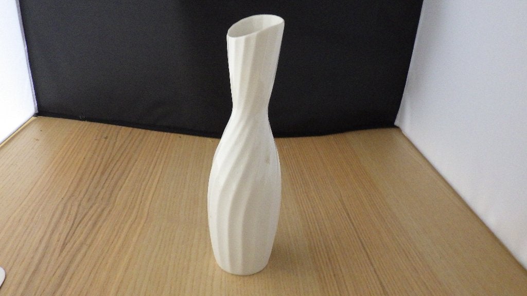 mooi slanke witte vaas met lijnen van Goedewagen, Huis en Inrichting, Ophalen of Verzenden, Gebruikt, Wit, Steen/keramiek