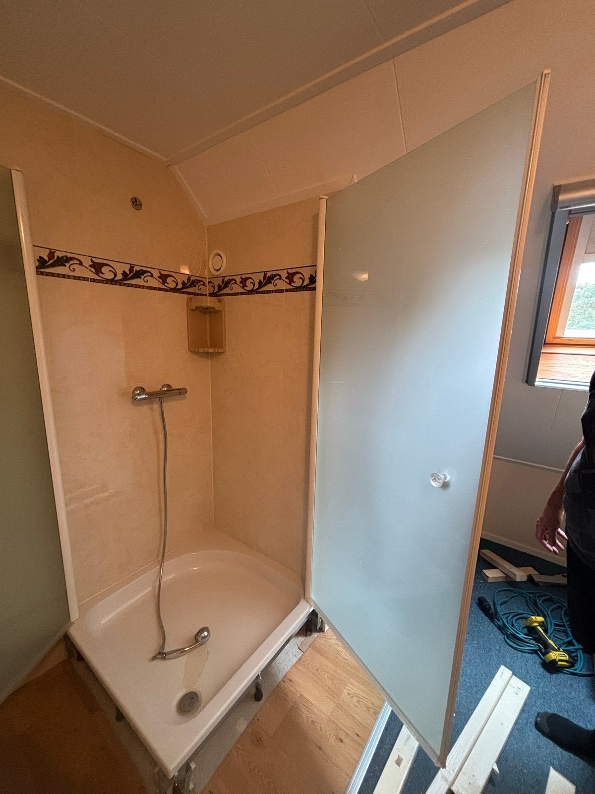Douchecabine, douchebak 2 douchedeuren sifon,montage spullen, Ophalen, Zo goed als nieuw, Glas, Douche