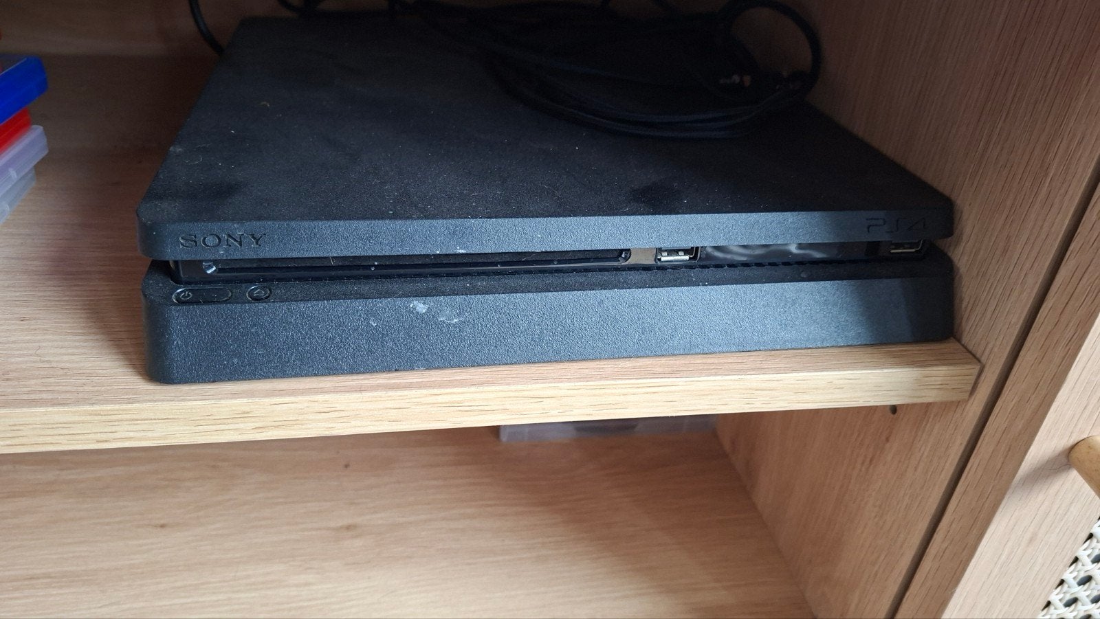 PlayStation 4 Slim met 2 controllers en 4 games, Vanaf 18 jaar, 2 spelers, Zo goed als nieuw, Eén computer