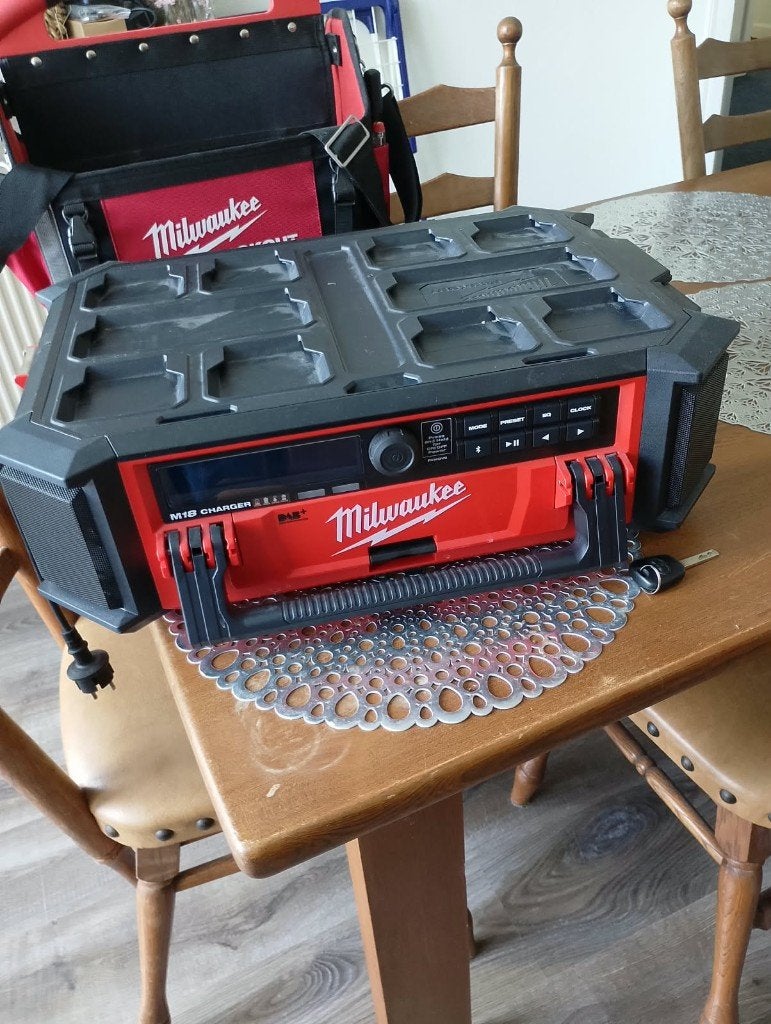 Milwaukee M18 PACKOUT DAB+ Radio/Lader – Nette Staat, Ophalen, Zo goed als nieuw