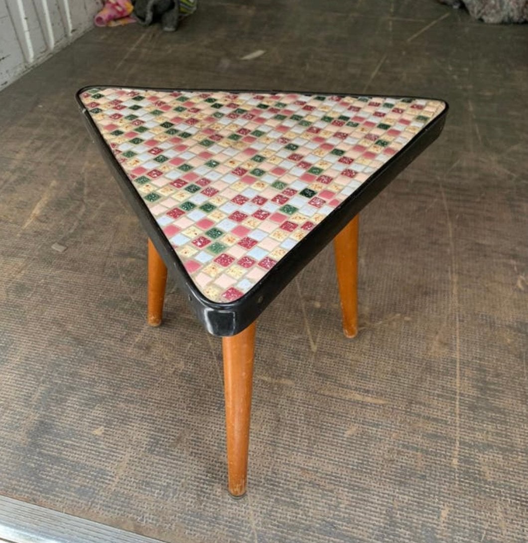 Tafel vintage mozaïek driehoek Bijzettafeltje jaren 60., Huis en Inrichting, Verzenden