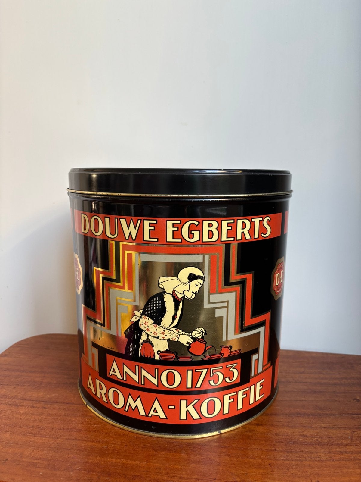Groot rond blik van Douwe Egberts (zwart-rood, 22,5 cm), Verzamelen, Ophalen of Verzenden, Gebruikt, Koffie, Douwe Egberts