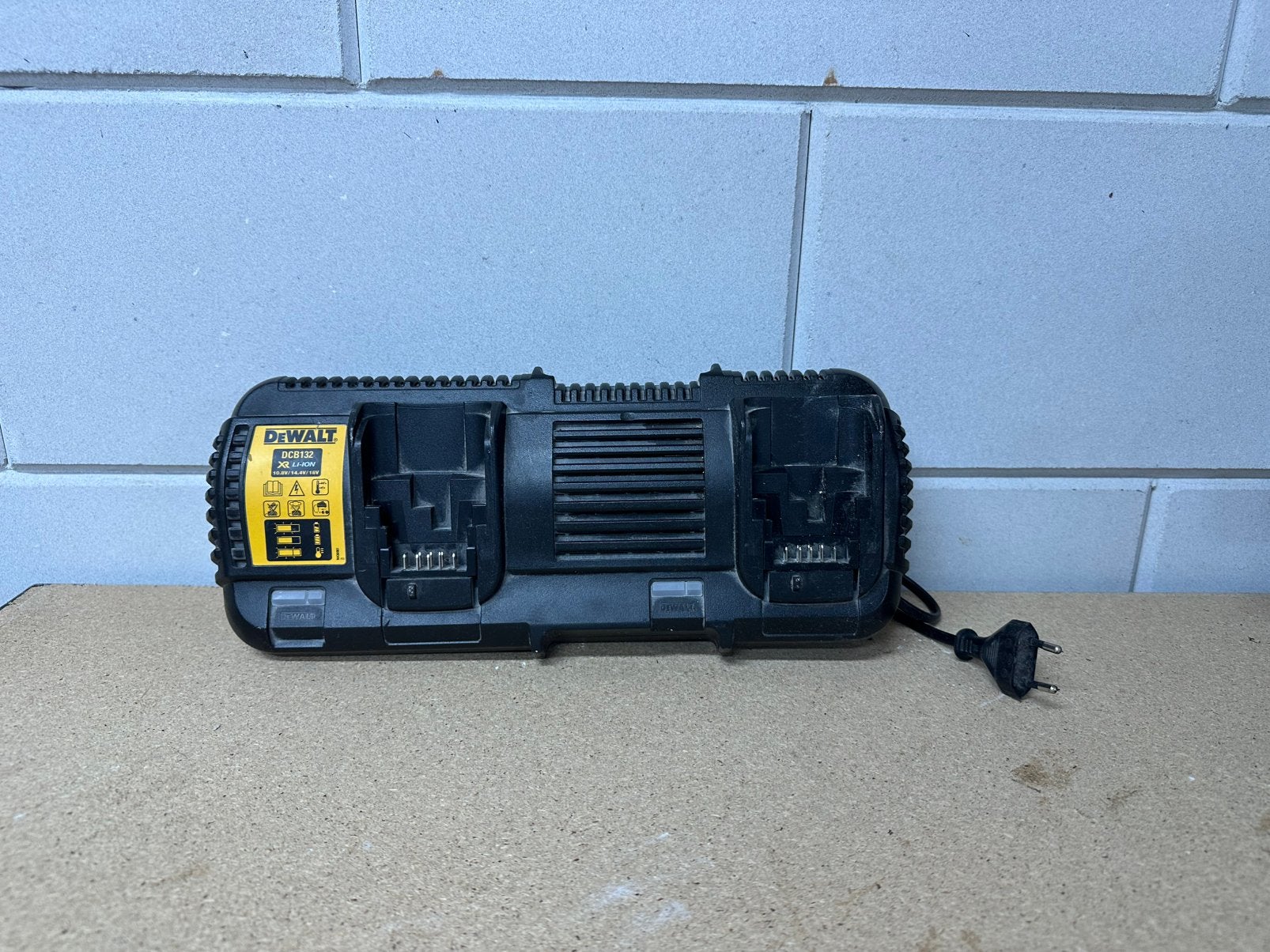 Dewalt dubbele acculader, Ophalen of Verzenden, Zo goed als nieuw