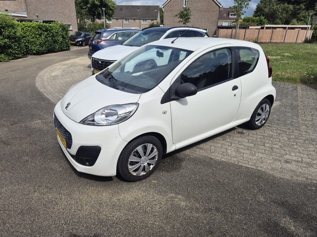 Peugeot 107 1.0 Active Airco | 2012 | APK t/m 18-12-2026, Voorwielaandrijving, Stof, Zwart, 4 stoelen
