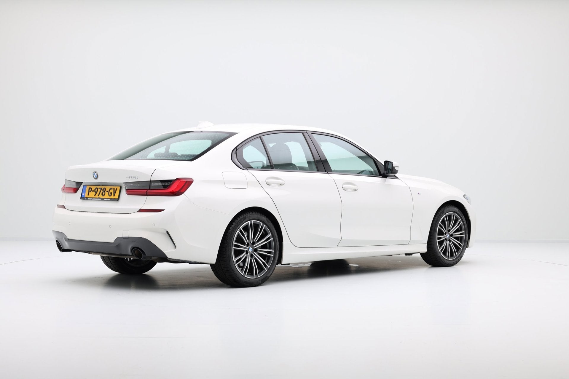 BMW 3-serie 318i M Sport Aut. Navi|Leder-Alcantara|1e Eig|Pa, Auto's, Automaat, Achterwielaandrijving, Gebruikt, Euro 6