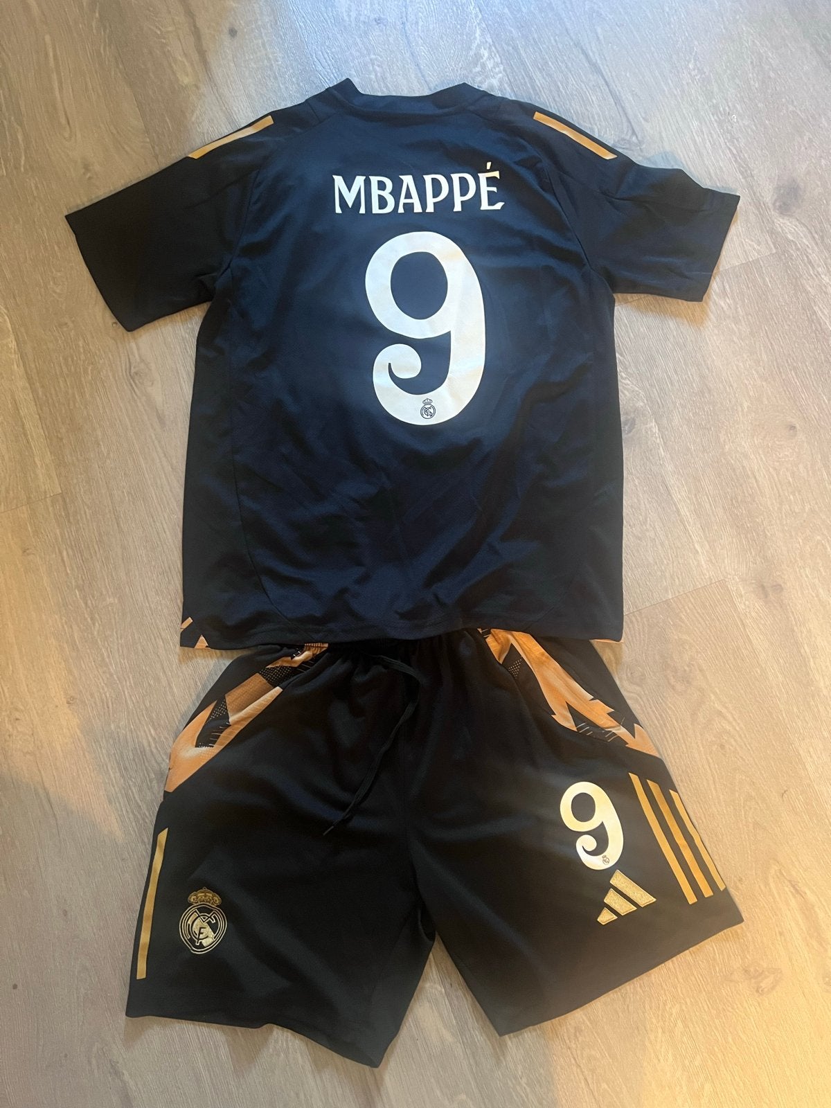 Real Madrid Mbappe Trainingspak Maat M, Maat M, Ophalen of Verzenden, Nieuw, Set