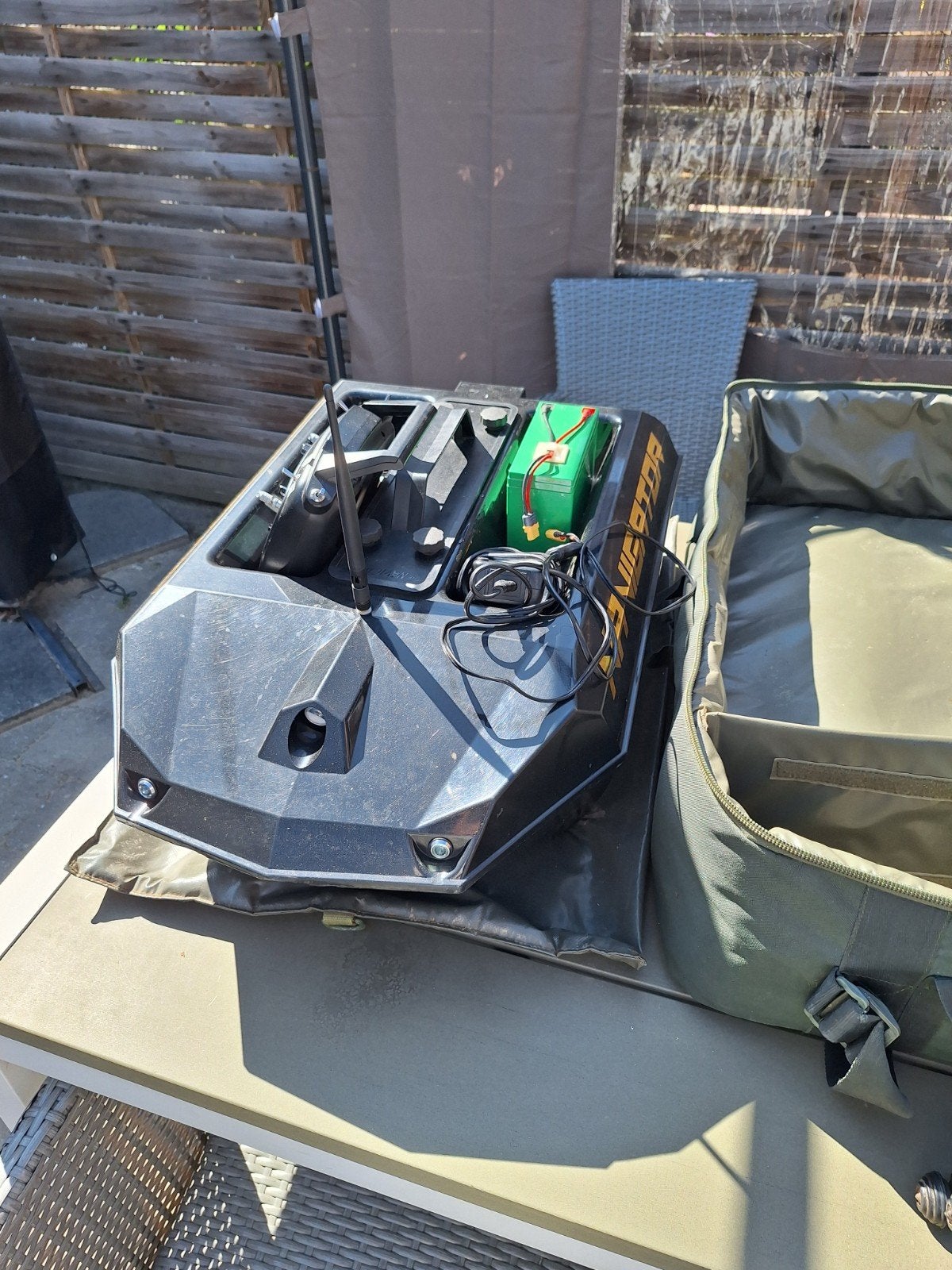 zwarte navigator voerboot met raymarine dieptemeter, Ophalen, Gebruikt, Complete set