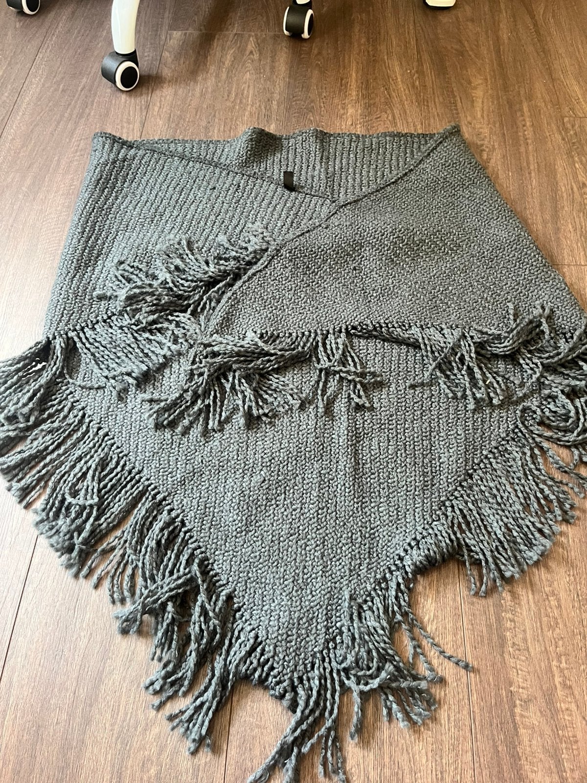 Grijze gebreide sjaal / omslagdoek met franjes, Kleding | Dames, Ophalen of Verzenden, Zo goed als nieuw, Maat 46/48 (XL) of groter