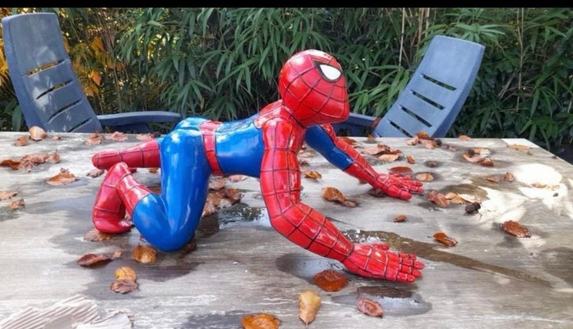 Klimmende Spiderman beeld  - Zeldzaam !, Ophalen, Gebruikt, Fantasy