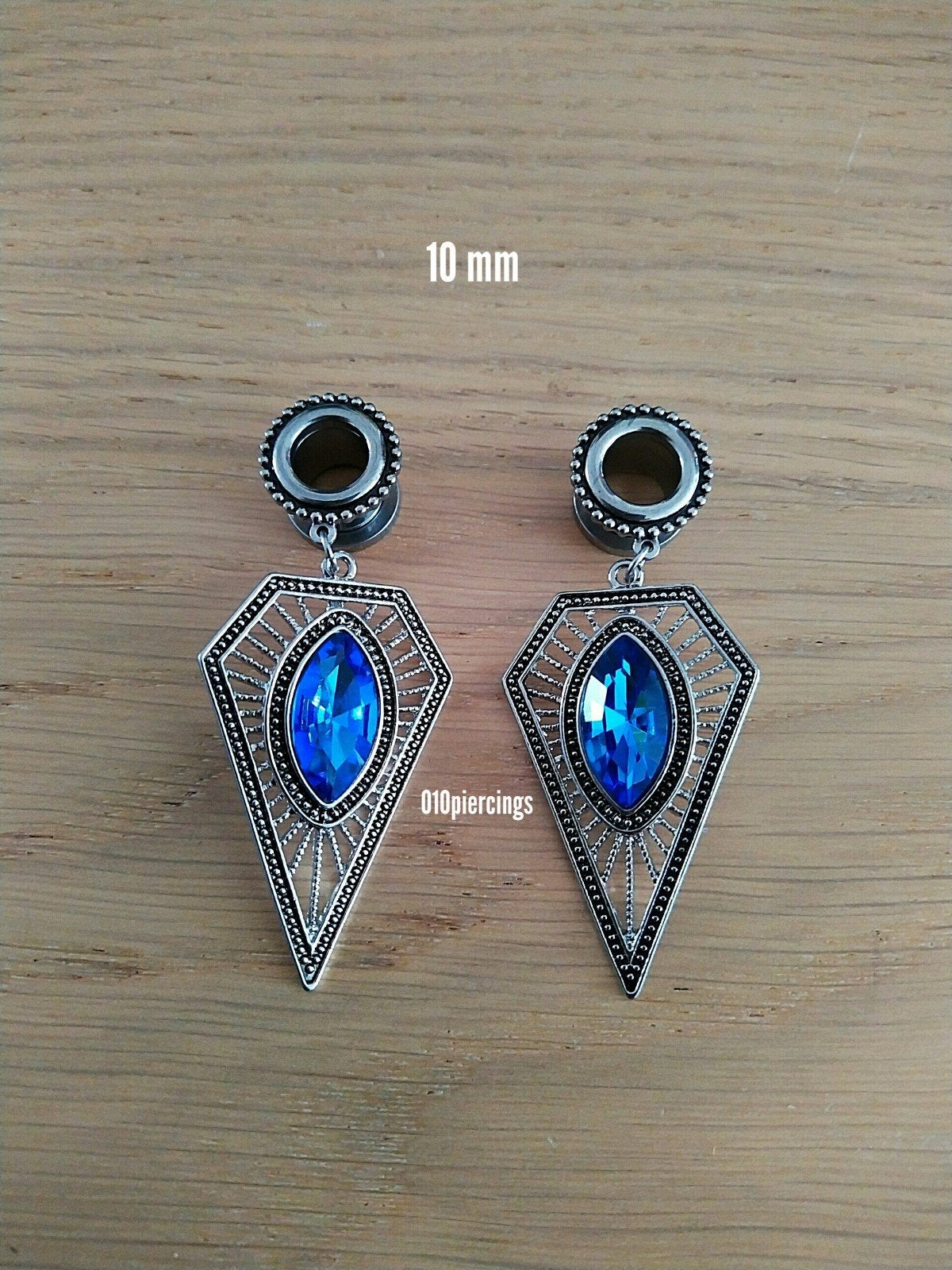 Nieuwe tunnels. Staal. Met hanger. Blauwe steen. 10 mm., Ophalen of Verzenden, Zo goed als nieuw, Staal, Oor- of Traguspiercing