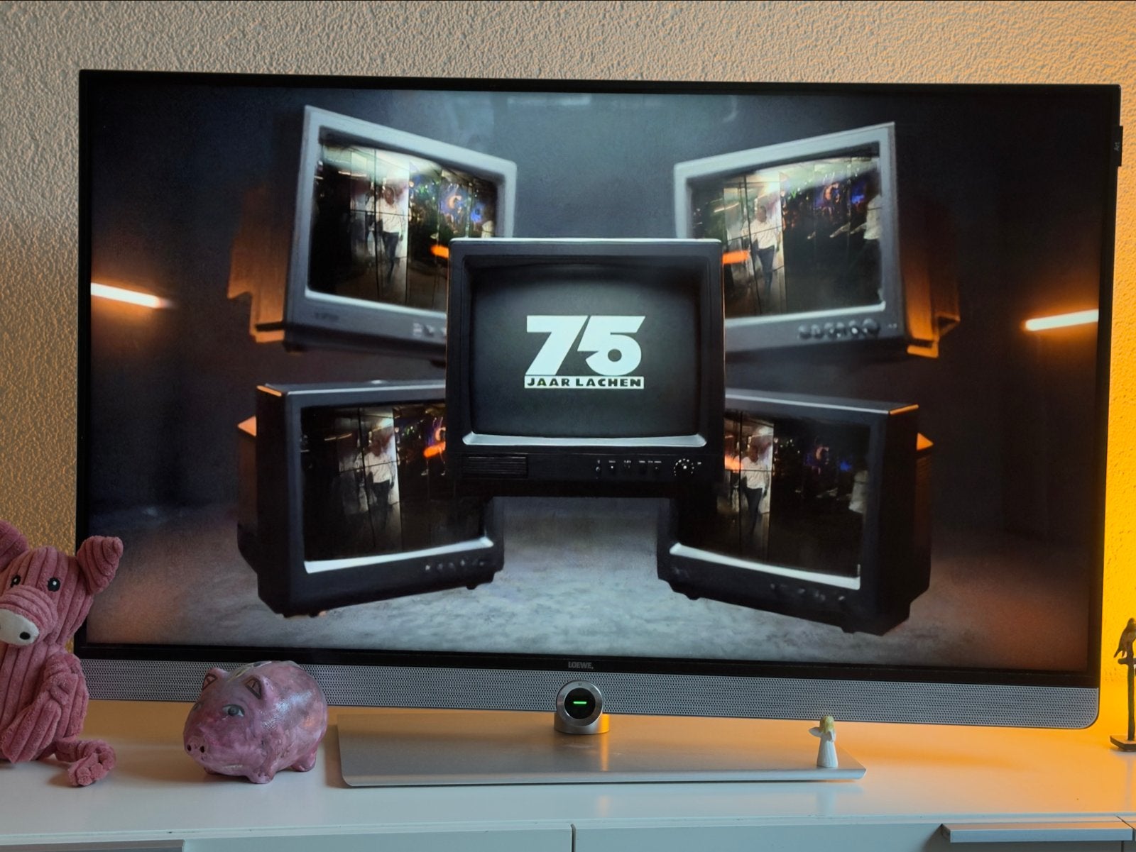 Loewe Art 40 UHD alu-zilver inclusief chromecast, 120 Hz, 100 cm of meer, Smart TV, Full HD (1080p)