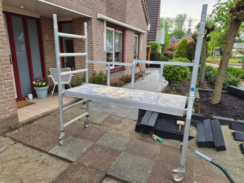 Compacte rolsteiger voor klussen rondom huis, Doe-het-zelf en Verbouw, Steigers, Ophalen