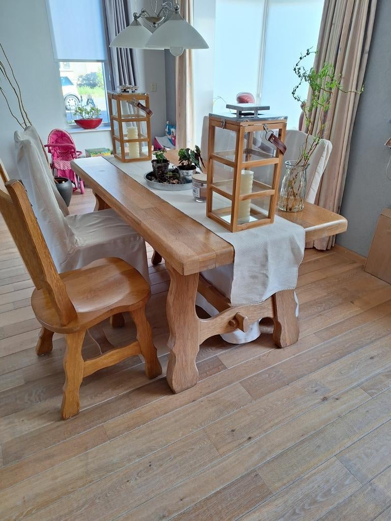 Massief eiken tafel met 4 stoelen en houtsnijwerk, Huis en Inrichting, Tafels | Eettafels, Ophalen, Gebruikt, Vier personen, Eikenhout