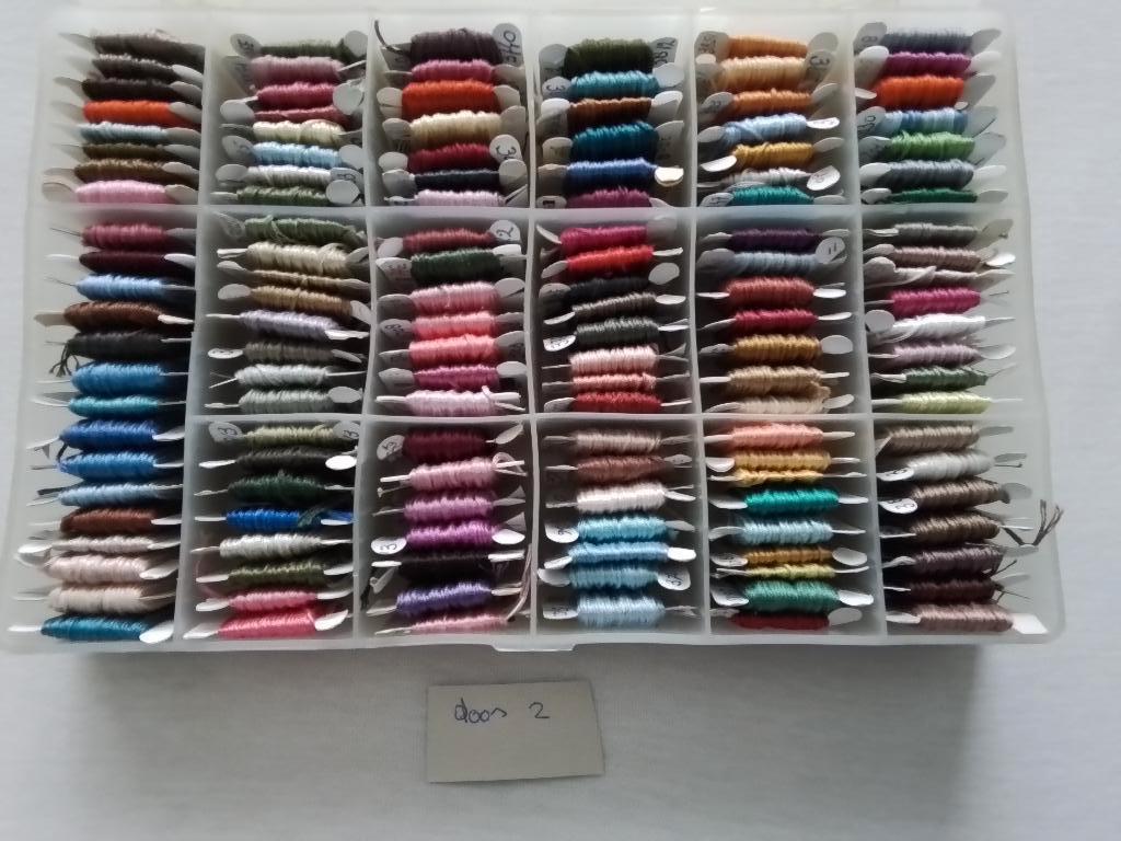 Doos vol met dmc borduurgaren nr 2, Ophalen of Verzenden, Zo goed als nieuw, Handborduren, Borduurgaren of Zijde