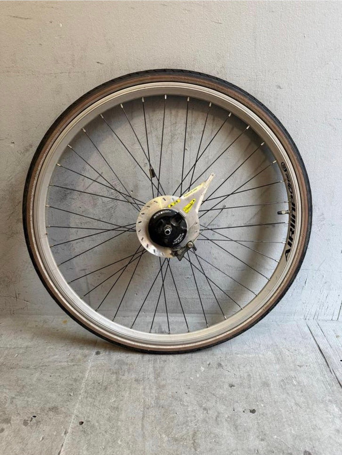Voorwiel 28 inch met naafdynamo, Fietsen en Brommers, Fietsonderdelen, Zo goed als nieuw, Aluminium, Stadsfiets, Ophalen