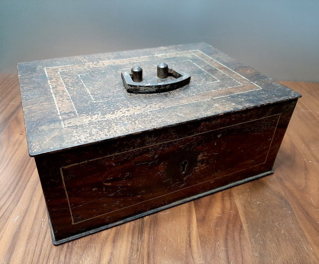 Oud metalen kistje met sleutel. 25 cm. lang x 17,7 cm. breed, Ophalen of Verzenden