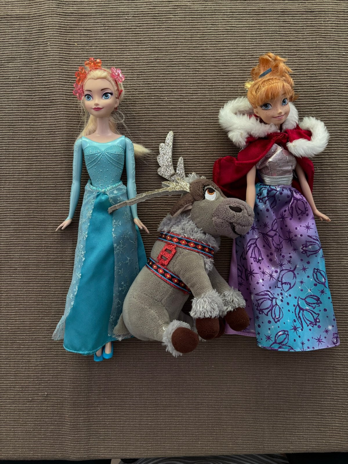 Disney Frozen poppen Elsa, Anna en rendier Sven set!, Ophalen of Verzenden, Zo goed als nieuw, Barbie