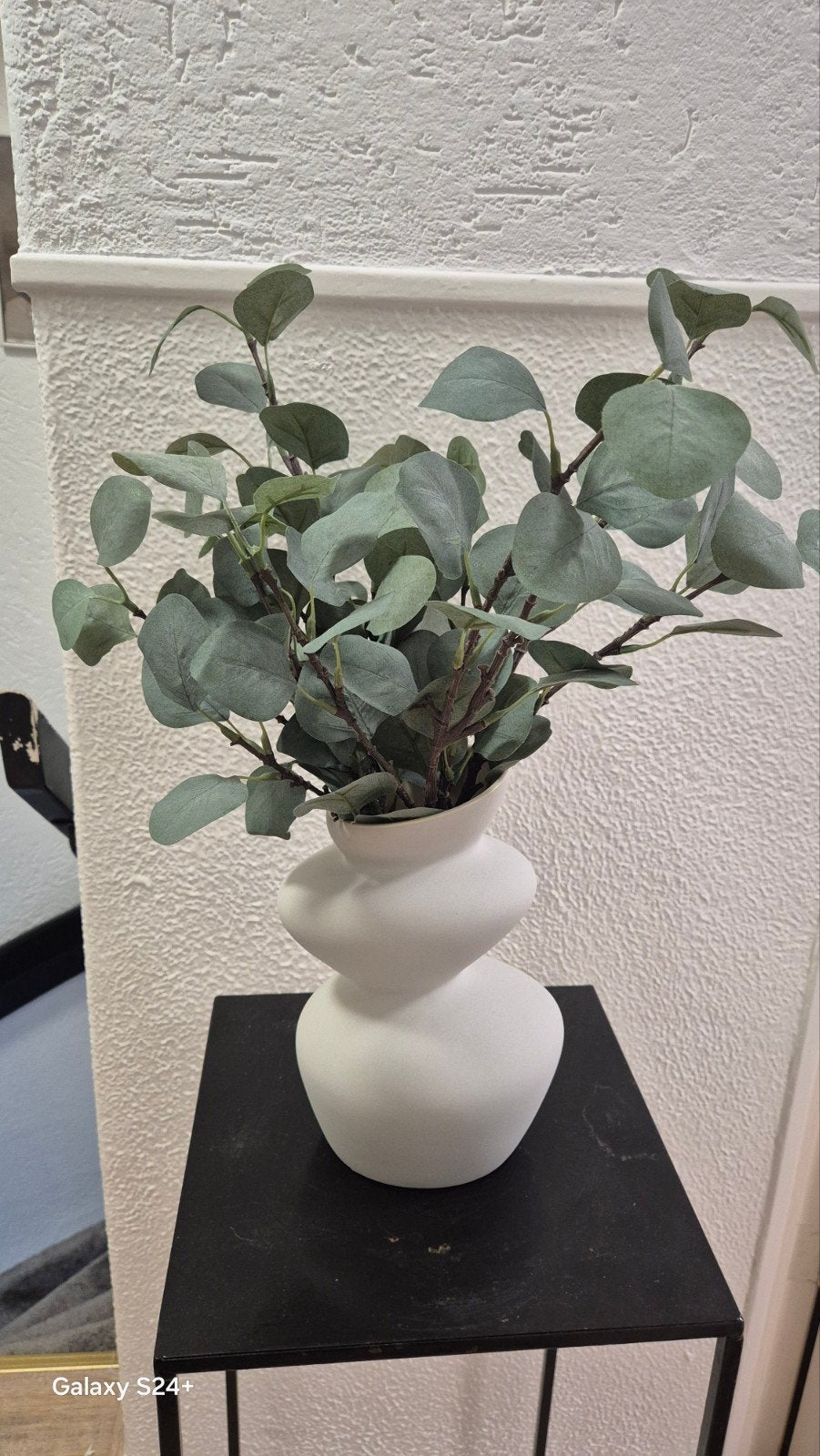 Witte decoratieve vaas met kunst eucalyptus takken, Ophalen of Verzenden, Zo goed als nieuw, Inclusief decoratie, Wit