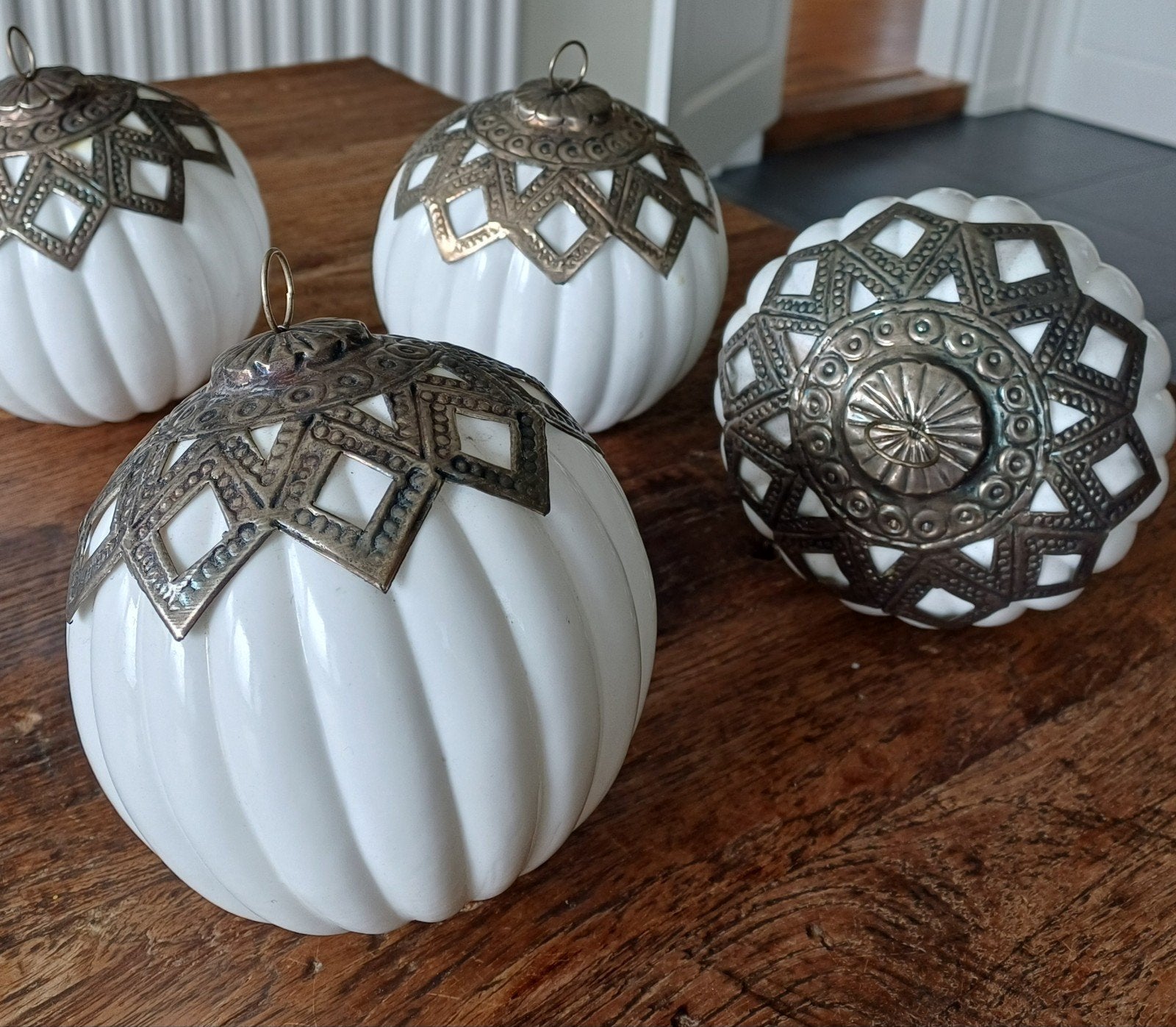 4 Oude Glazen Kerstballen met Oosters Metalen Montuur € 25, Diversen, Ophalen