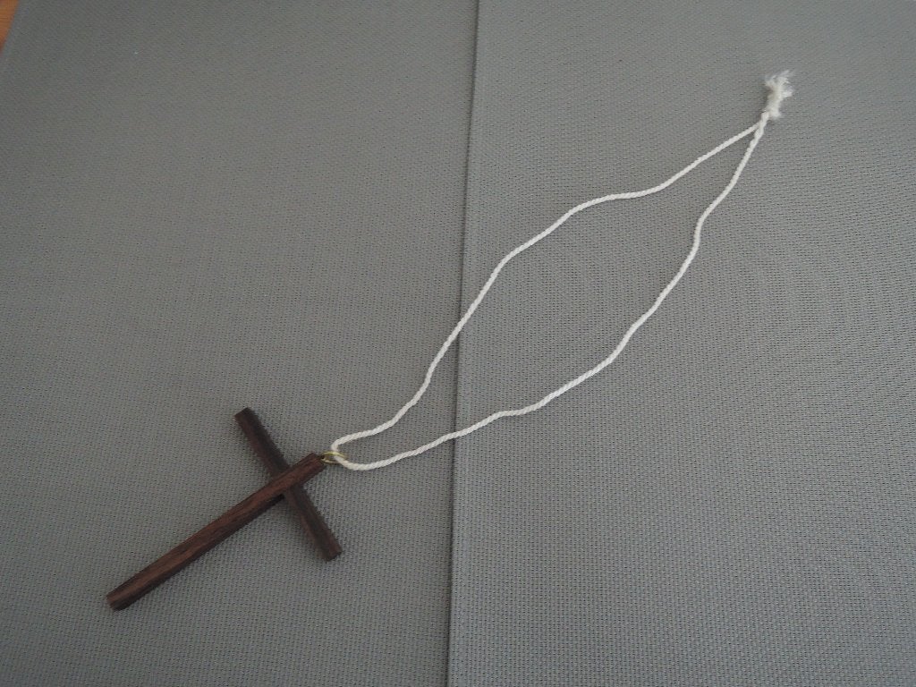 Houten kruisje aan koord, Ophalen of Verzenden, Zo goed als nieuw, Christendom | Katholiek