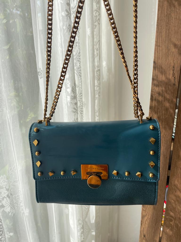 Charles & Keith blauwe schoudertas met studs, Ophalen of Verzenden, Zo goed als nieuw, Blauw, Schoudertasje