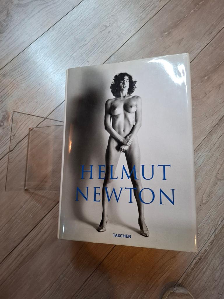 Helmut newton incl standaard, Boeken, Kunst en Cultuur | Fotografie en Design, Ophalen of Verzenden, Zo goed als nieuw, Overige onderwerpen