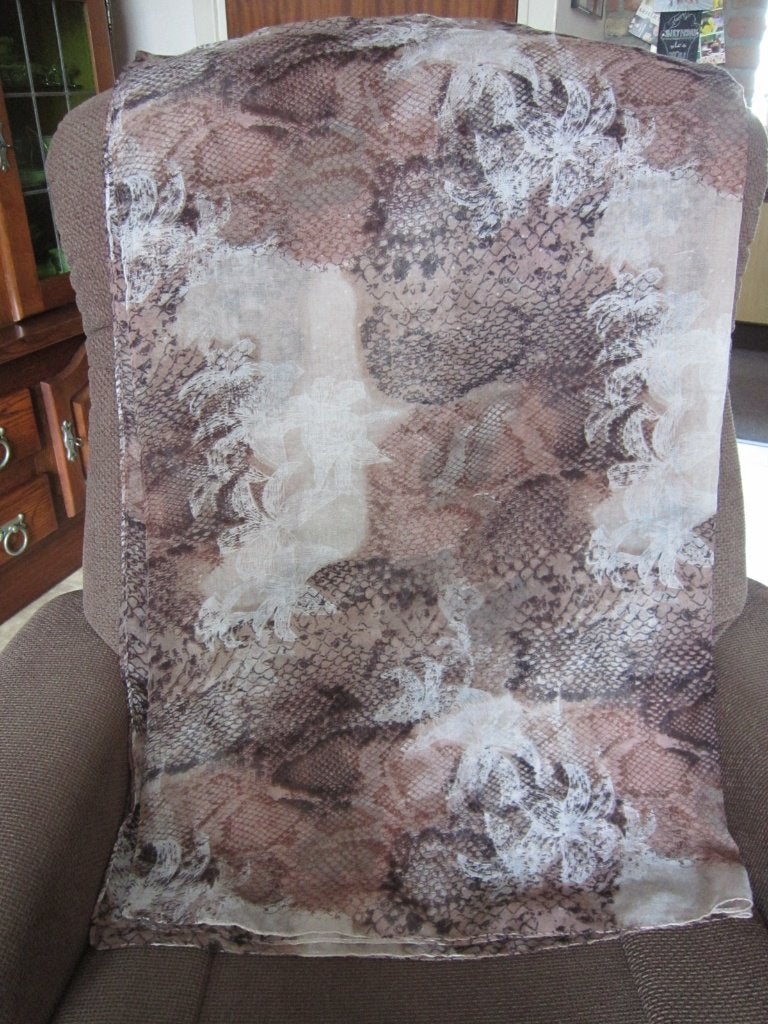 Mooie Sjaal, bruin/beige, lang 180cm., breed 110 cm., V&D, Maat 42/44 (L), Ophalen of Verzenden, Zo goed als nieuw
