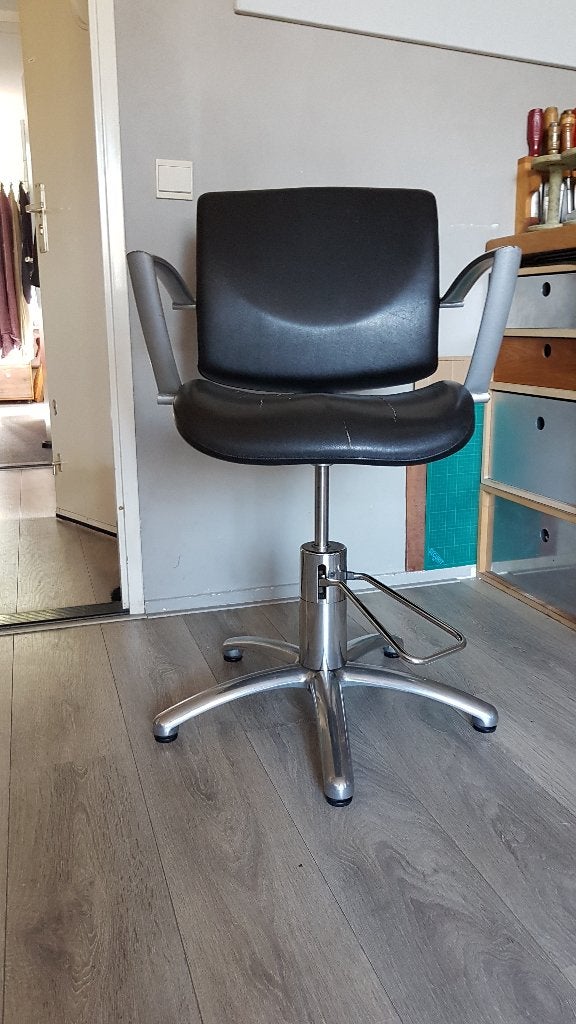 Zwarte vintage kappersstoel met verchroomde voet., Ophalen, Gebruikt, Zwart, Bureaustoel