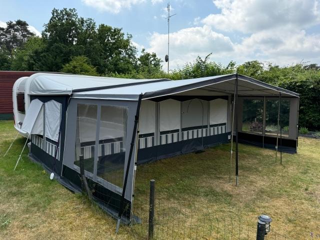 Hobby 495 UL de Luxe met voortent en luifel, Rondzit, Hobby, Particulier, 4 tot 5 meter