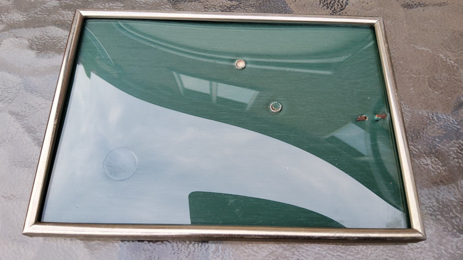 Antiek klein zilver kleur fotolijstje met bol glas., Ophalen of Verzenden