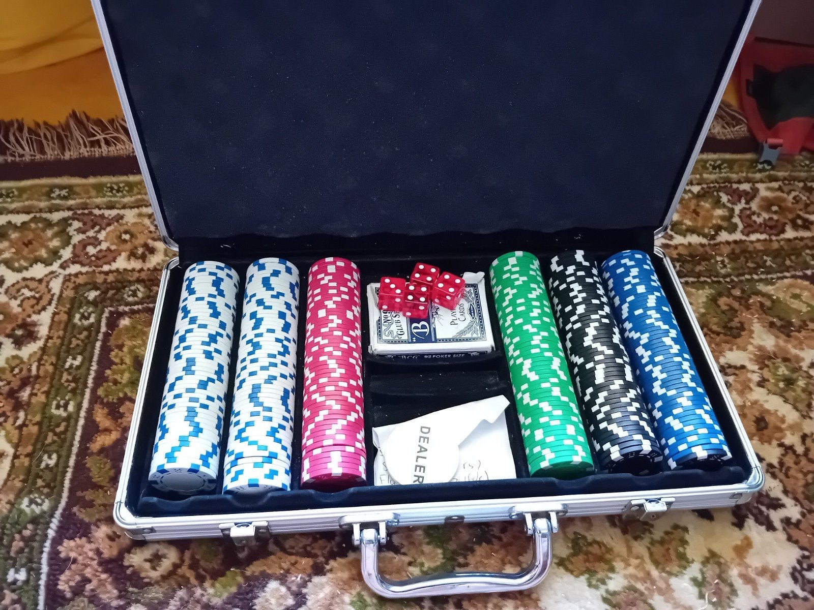 Texas Hold'em Poker Set in Blik en een pokerkoffer, Vijf spelers of meer, Ophalen of Verzenden, Gebruikt, Onbekend