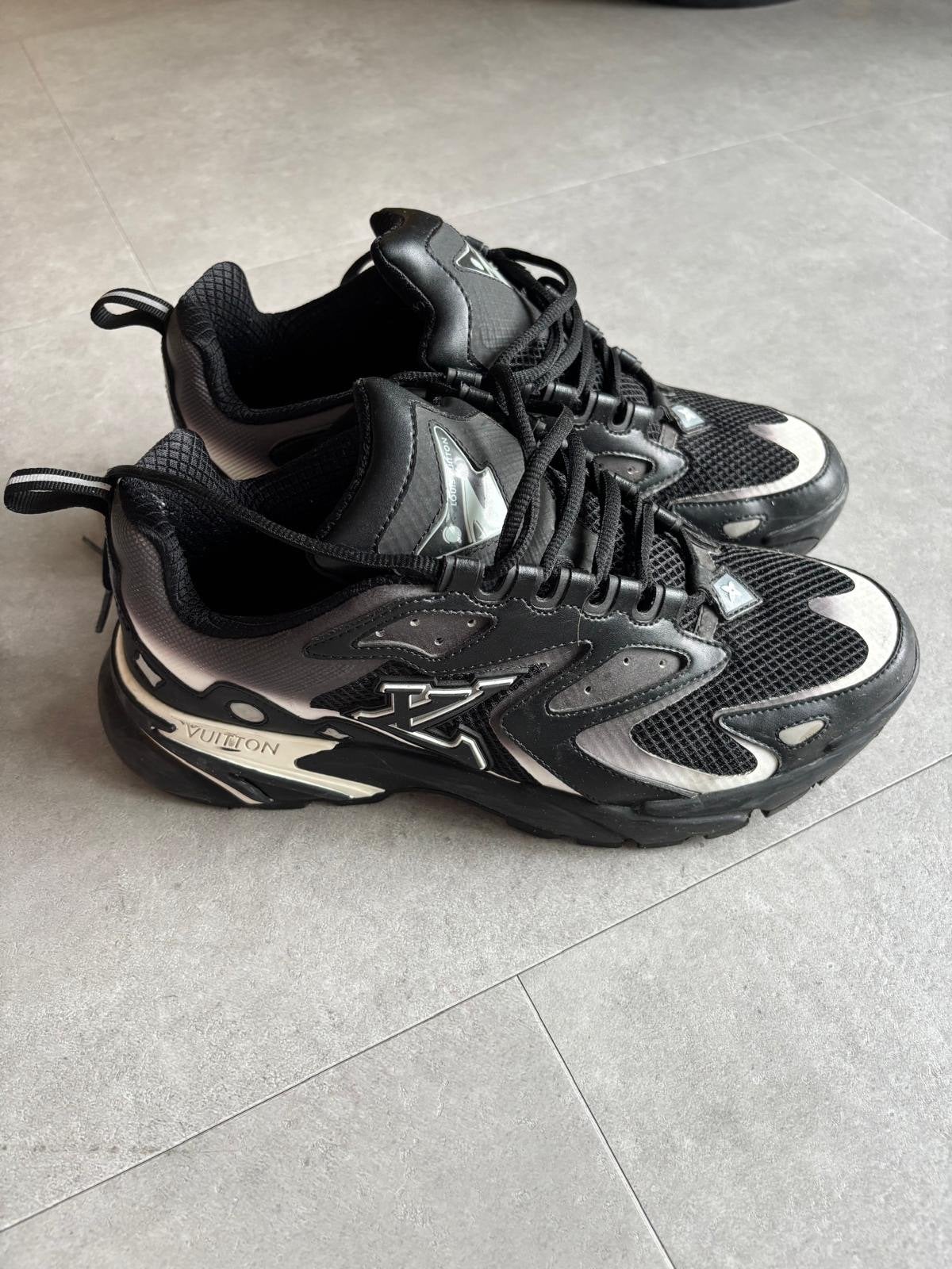 Louis Vuitton sneakers - Maat 43, Ophalen of Verzenden, Gedragen, Zwart, Sneakers of Gympen