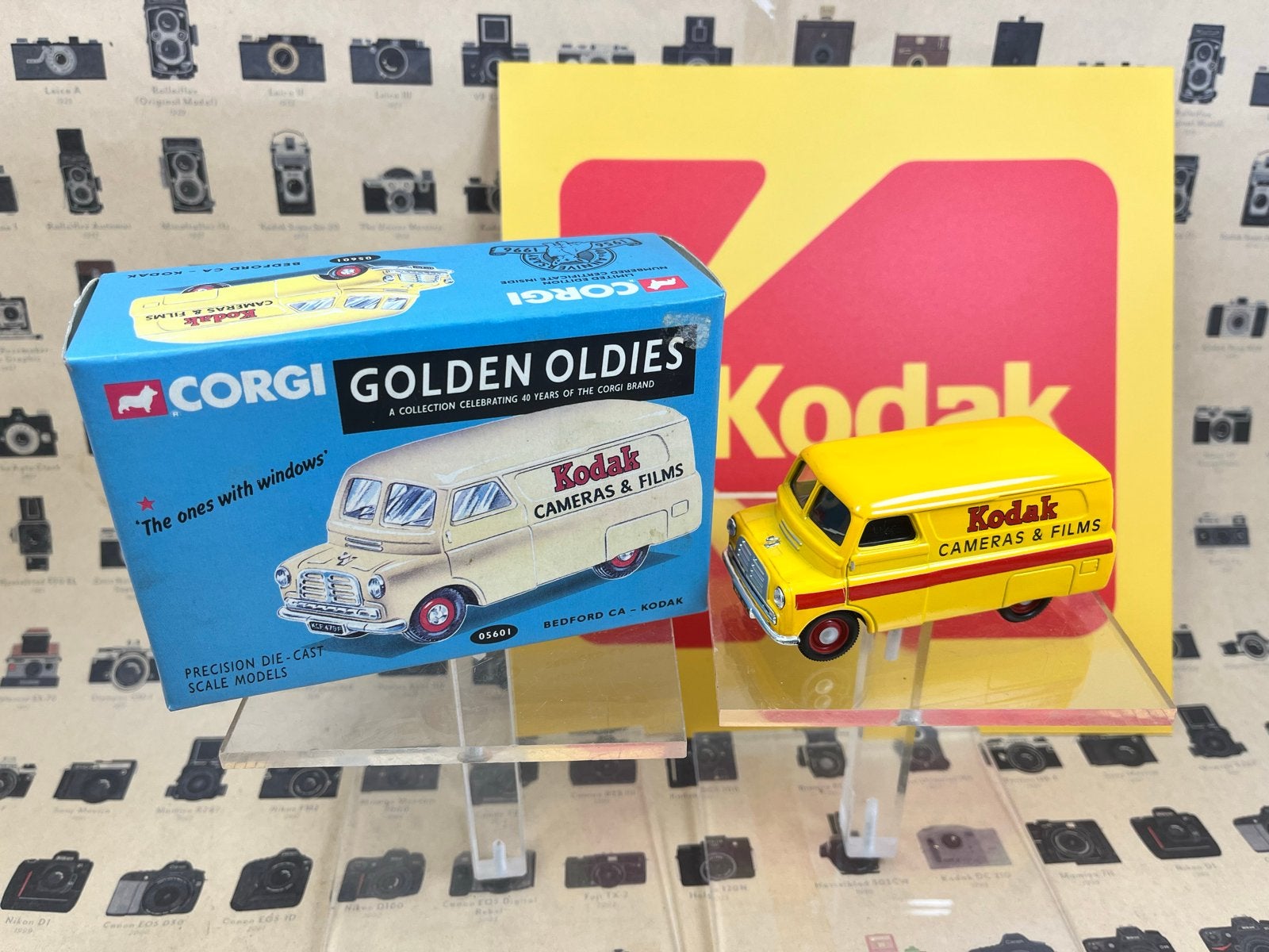 Corgi Golden Oldies Bedford CA Kodak busje - Nieuw in doos, Ophalen of Verzenden, Nieuw, Bus of Vrachtwagen, Corgi