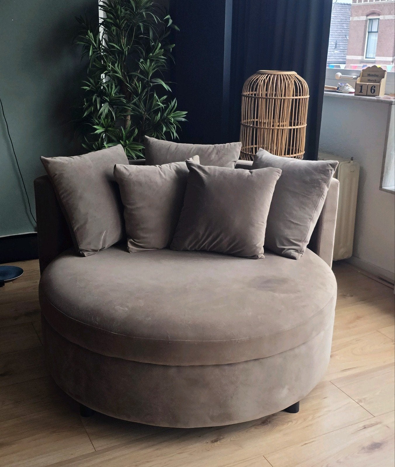 Grote ronde  PTMD loveseat / fauteuil taupe incl. 5 kussens, Huis en Inrichting, Ophalen, Modern, Comfortabel, Gebruikt, 100 tot 125 cm