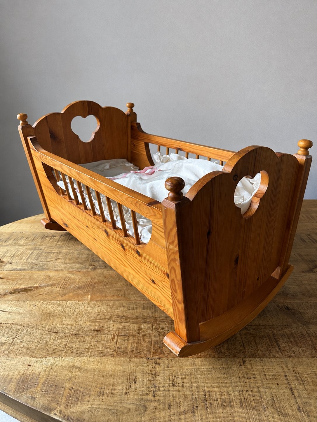 Houten poppenwiegje met hartjes, Ophalen, Gebruikt, Overige typen