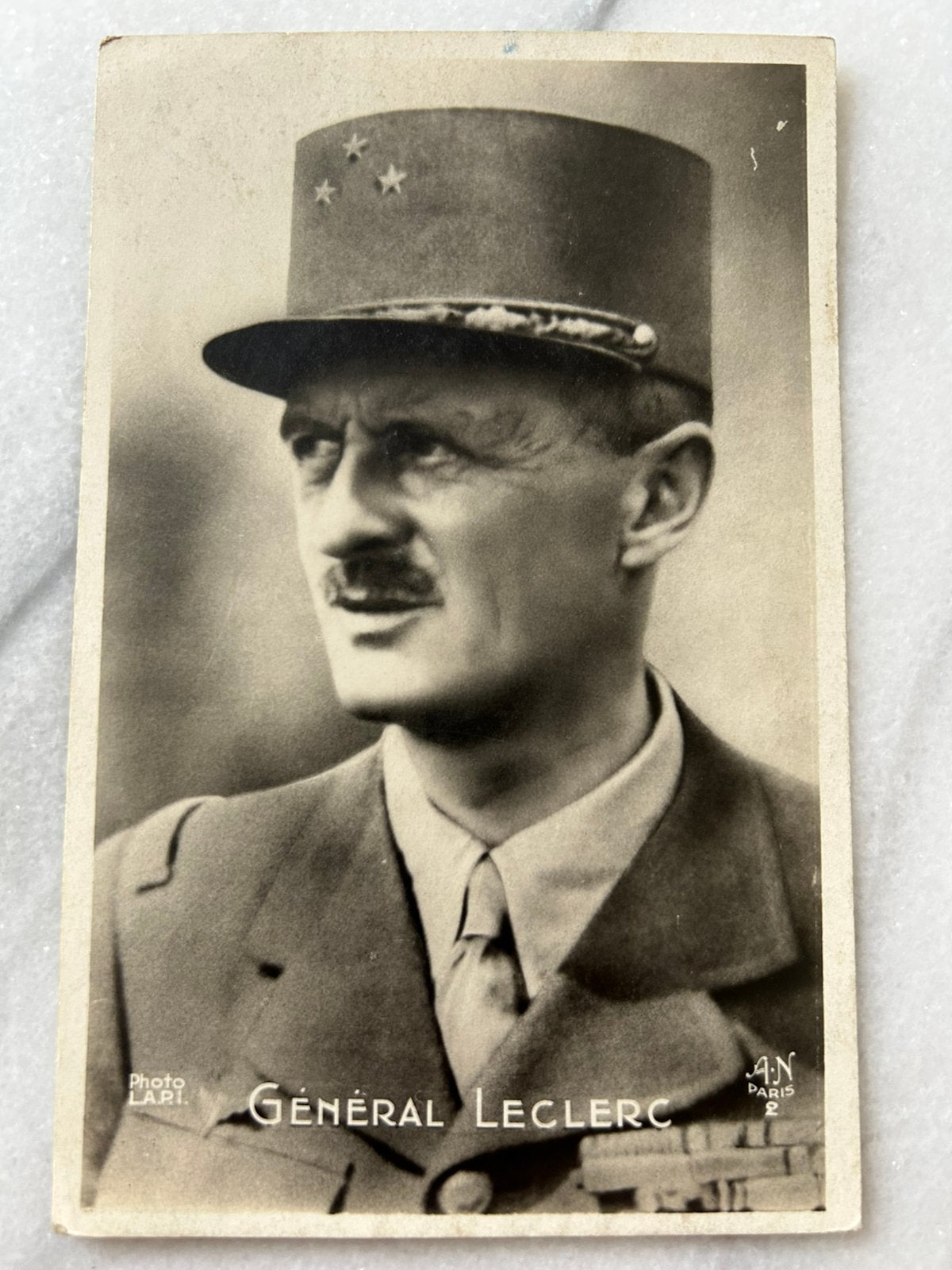 Wo2: ak generaal leclerc frankrijk kepi, Verzamelen, Militaria | Tweede Wereldoorlog, Ophalen of Verzenden, Nederland, Foto of Poster