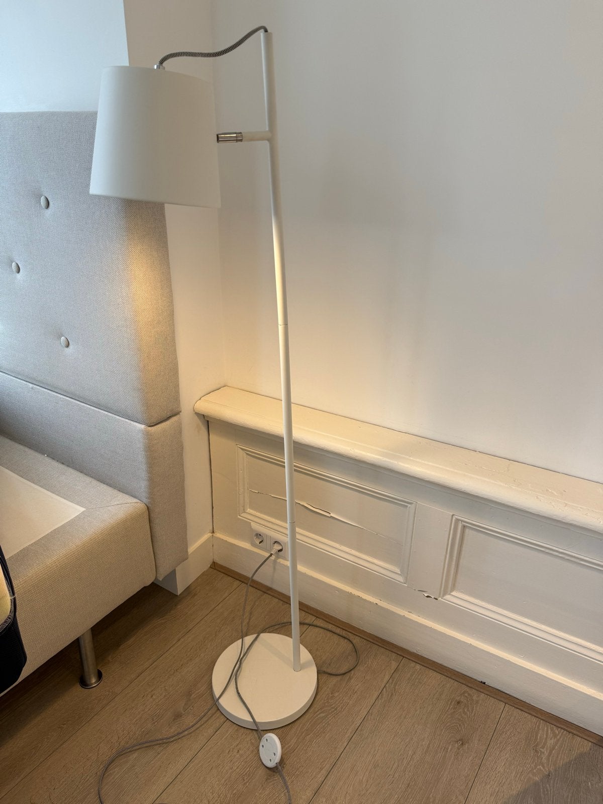 Moderne witte vloerlamp met verstelbare kap, Huis en Inrichting, Lampen | Vloerlampen, Ophalen, E27 (groot), Zo goed als nieuw