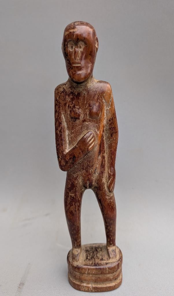 Mystiek in Hout: Expressief Banyoro-stijl Figuur uit Oeganda, Ophalen of Verzenden