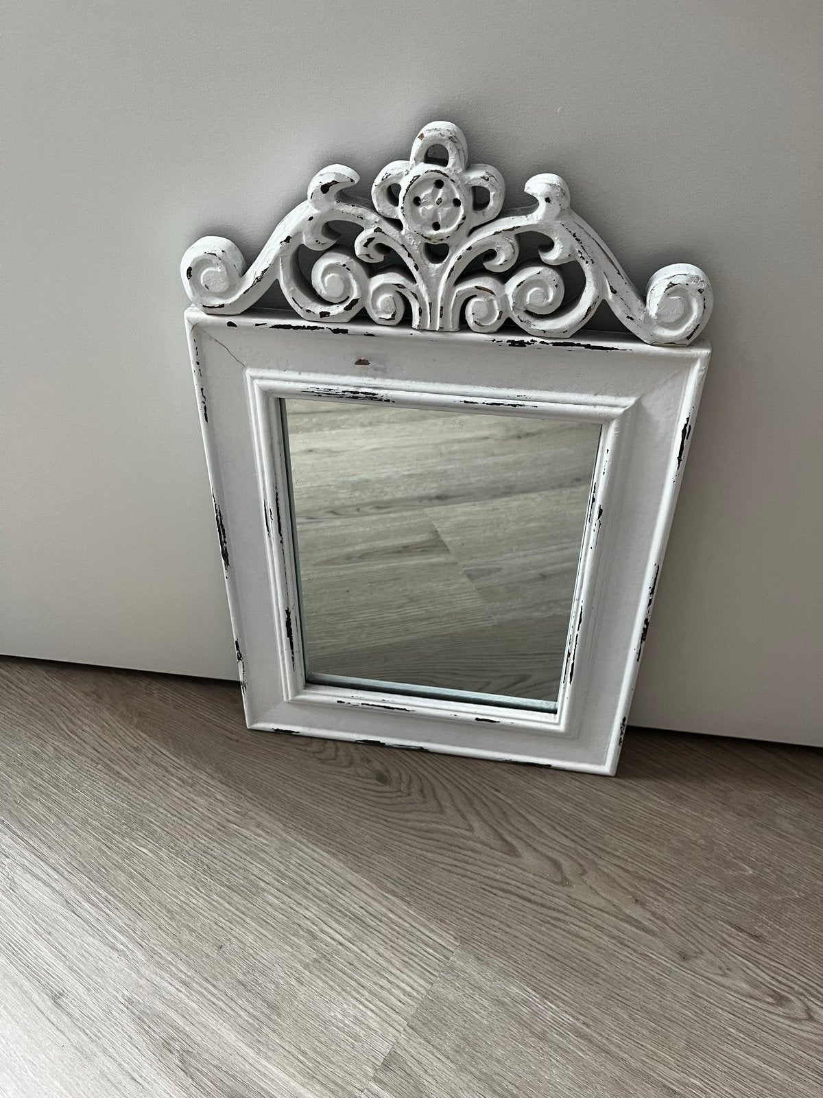 Decoratieve spiegel met sierlijke lijst - Brocante stijl, Antiek en Kunst, Ophalen, Overige vormen, Minder dan 50 cm, Minder dan 100 cm
