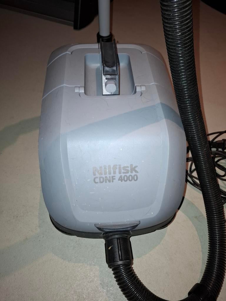 Krachtige Nilfisk stofzuiger (ivm aanschaf robot), Witgoed en Apparatuur, Stofzuigers, Gebruikt, Minder dan 1200 watt, Stofzak