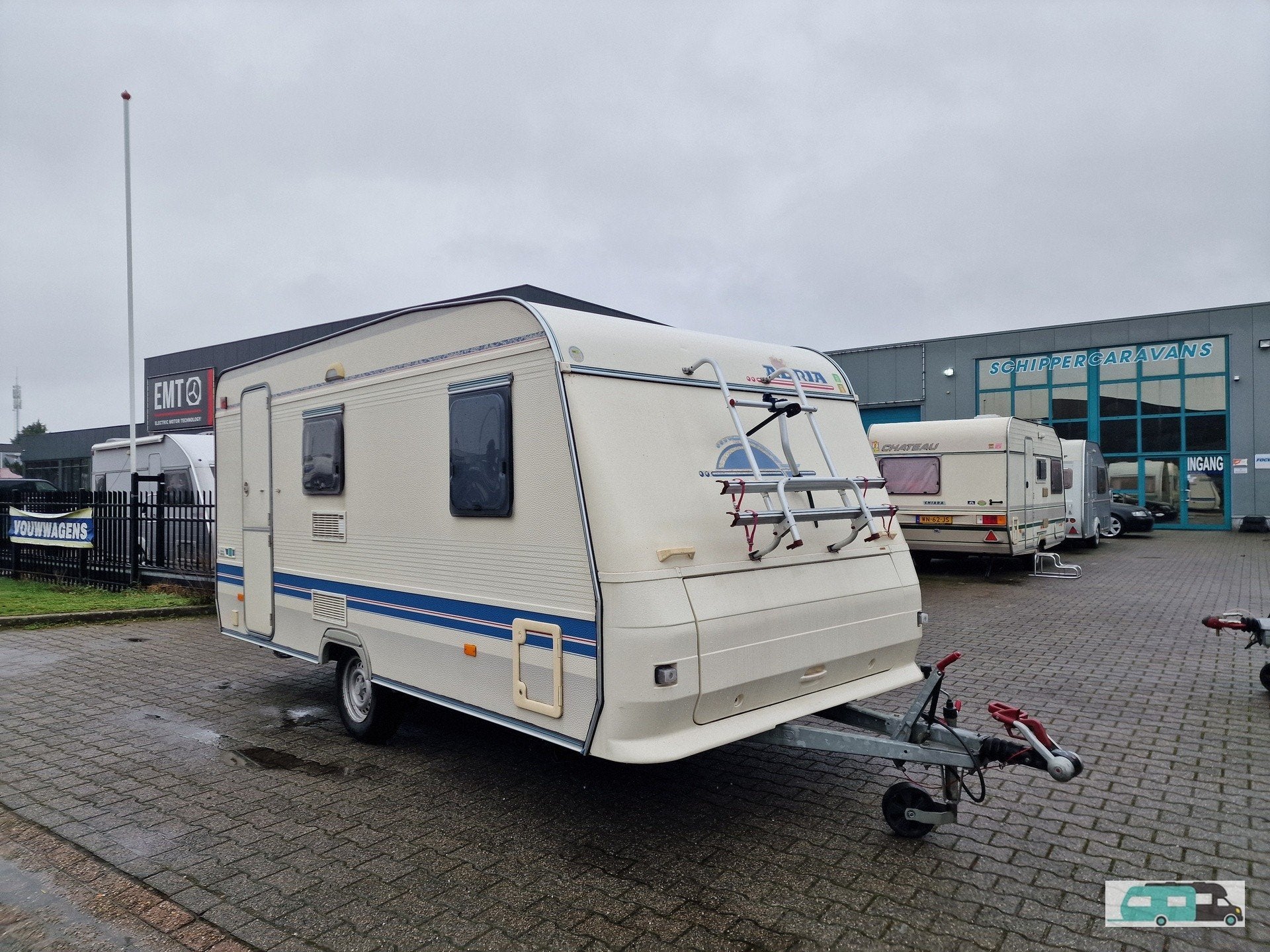 Adria unica 432PX (bj 2002), Caravans en Kamperen, Bedrijf, Adria, 5 tot 6 meter, Kachel