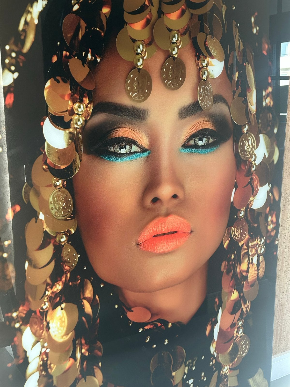 Prachtig portret van een vrouw met gouden sieraden, Ophalen, Achter glas, Print, Overige materialen