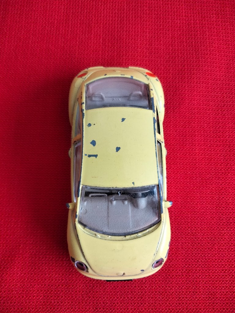 Burago Volkswagen New Beetle 1/43 - Geel Speelgoedauto, Ophalen, Gebruikt